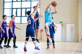 王建民在 2006 年对阵老虎投出完封胜，赛后接受全场球迷的热烈欢呼